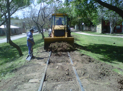 M�quina realizando la tapada de la v�a.