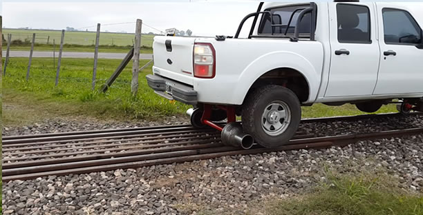 Camioneta bi-vial traccionando sobre la v�a.